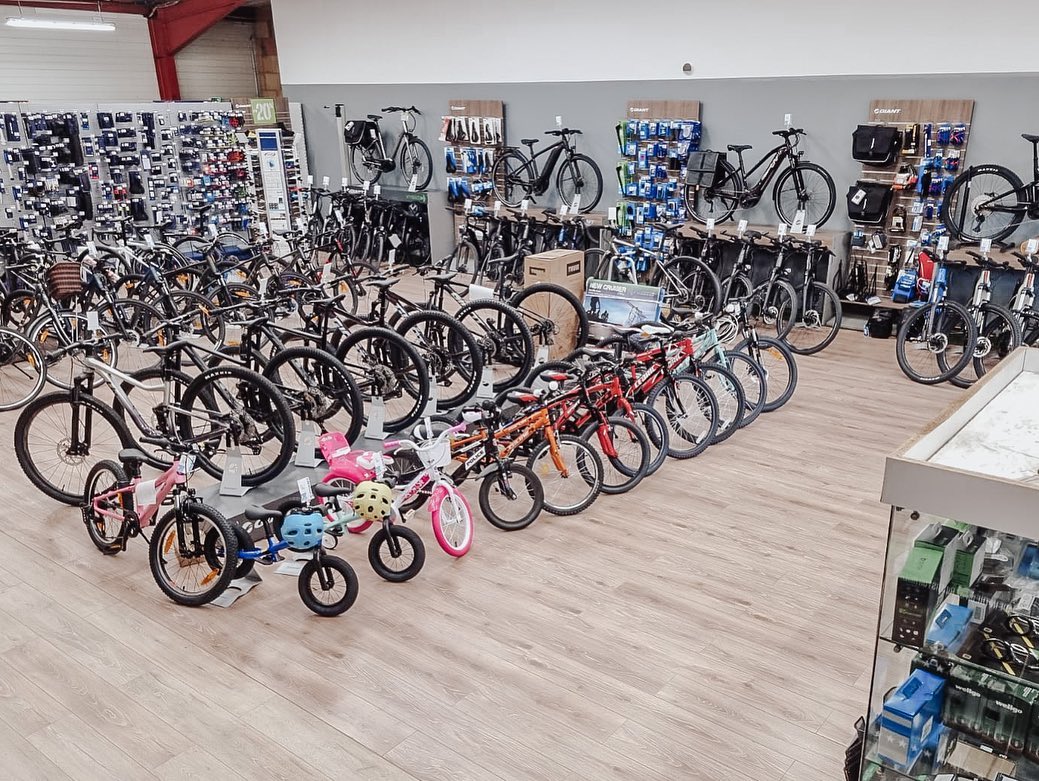 Intérieur de l'atelier Forez Cycles — 487 m² certifié Shimano